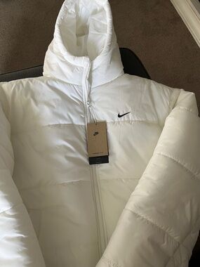 Nike White Women's Hooded Puffer Jacket